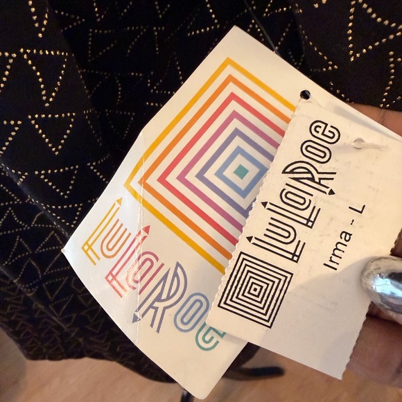 NWT!! 🖤💛 LuLaRoe Black Top with Gold Triangle Patterns - Picture 4 of 5